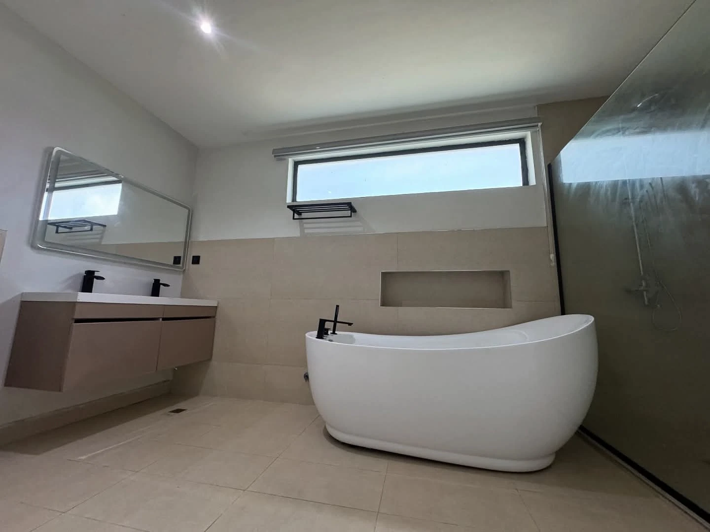 Luxury freestanding bathtub leak testing