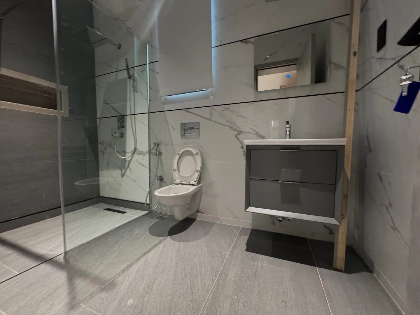 Modern bathroom vanity design